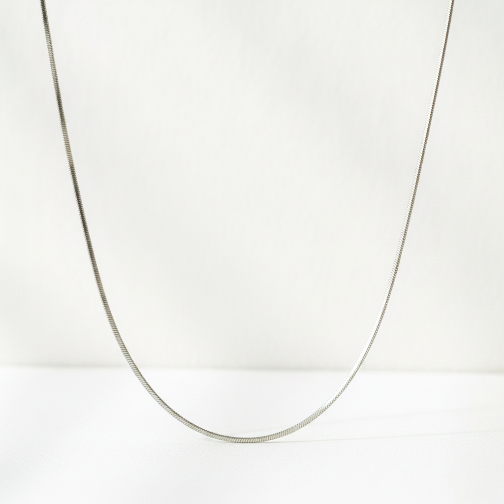 Colare em Aço com Malha Fina e Design Minimalista