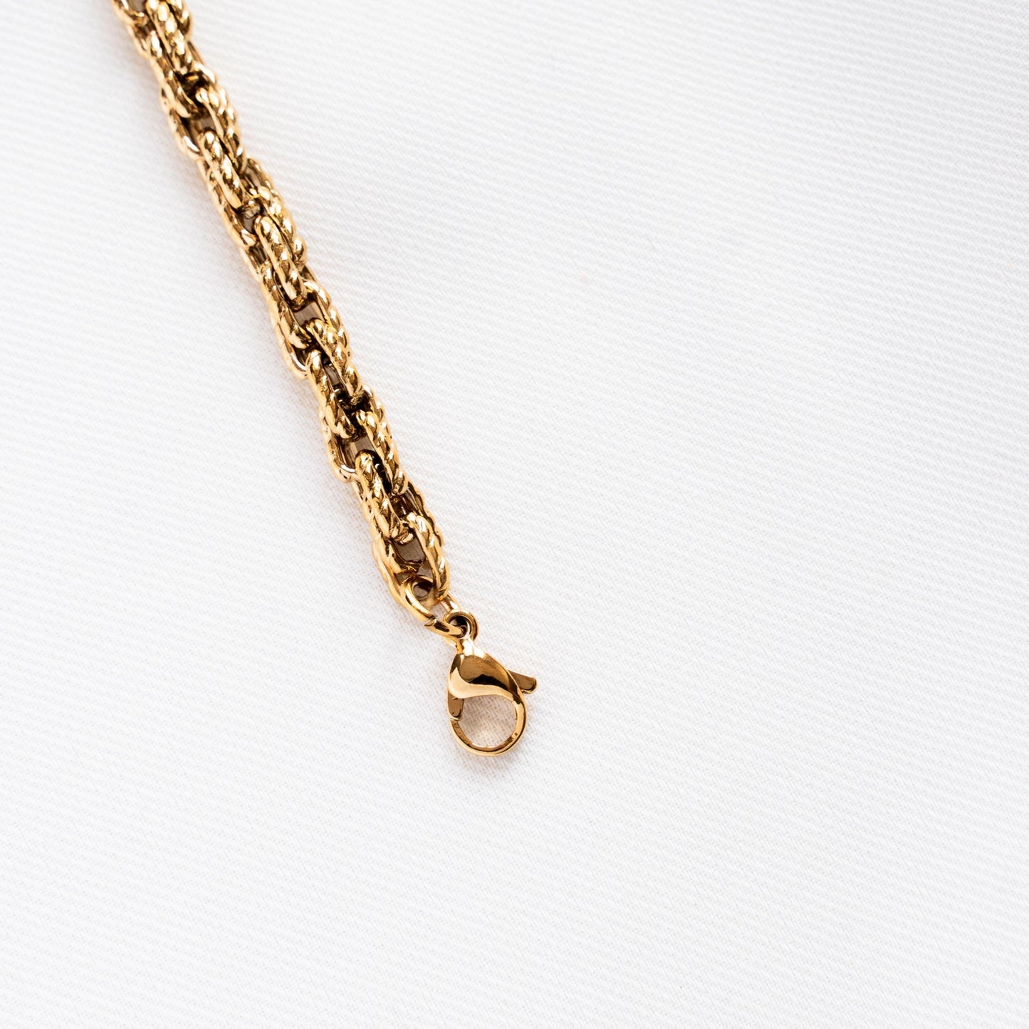 Pulseira Feminina em Aço Dourado com Elos Texturizados