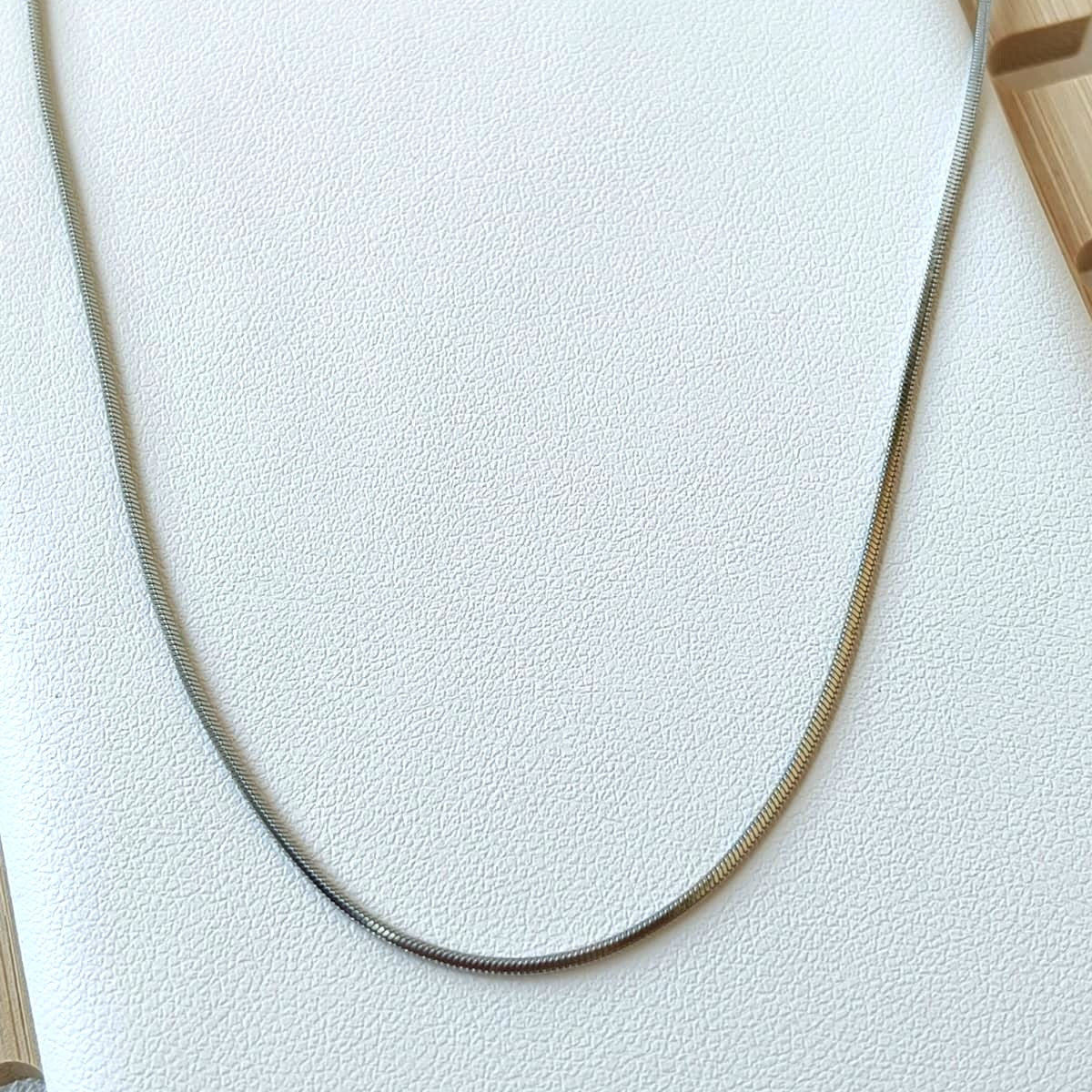 Colare em Aço com Malha Fina e Design Minimalista