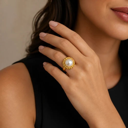 Anel Feminino Dourado Ajustável com Pérola Central e Rebordo
