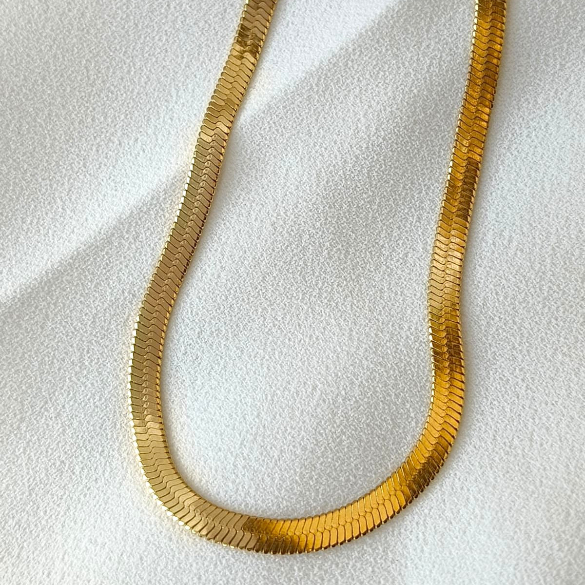 Colar Feminino Dourado em Aço com Design de Malha Snake