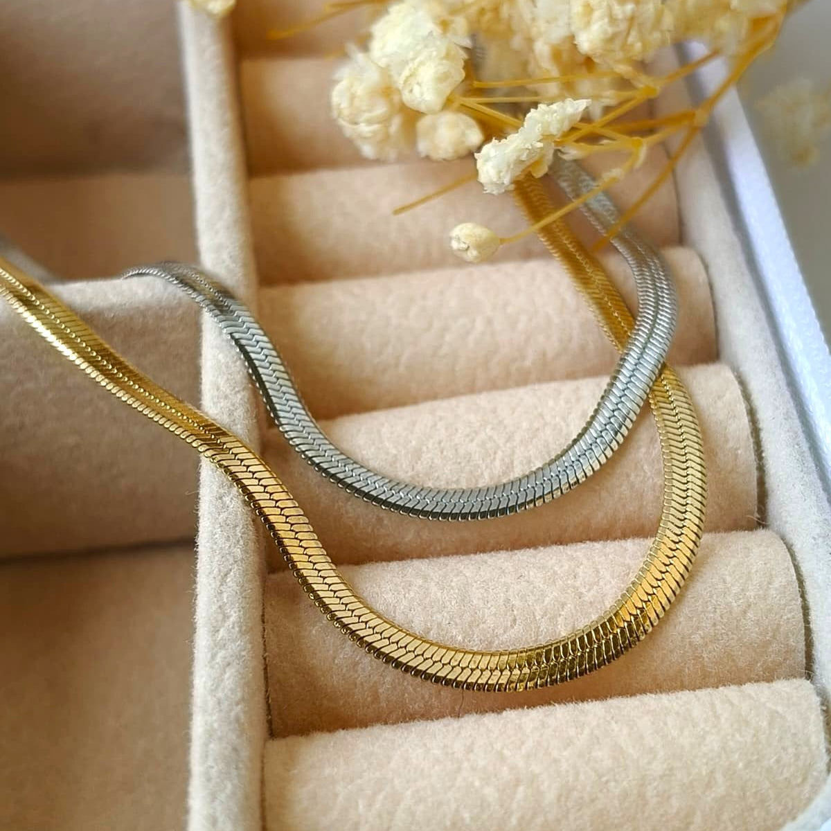Colar Feminino Dourado em Aço com Design de Malha Snake