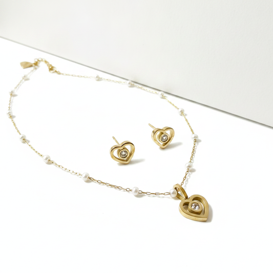 Conjunto em Aço Dourado com Corações e Pérolas Delicadas