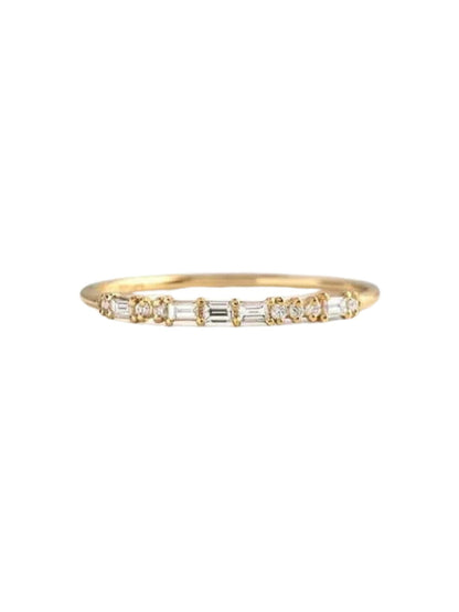 Anel Dourado Minimalista com Zircónias em Linha