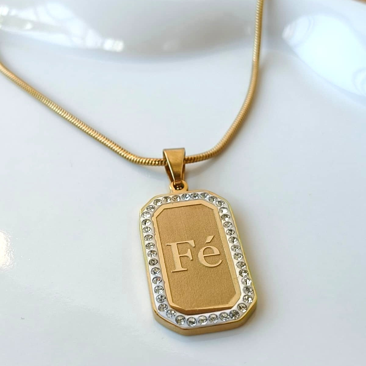 Colar Dourado Placa Fé com Brilhantes em Aço Inoxidável