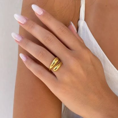 Anel Feminino Ajustável com Design Minimalista e Fluido