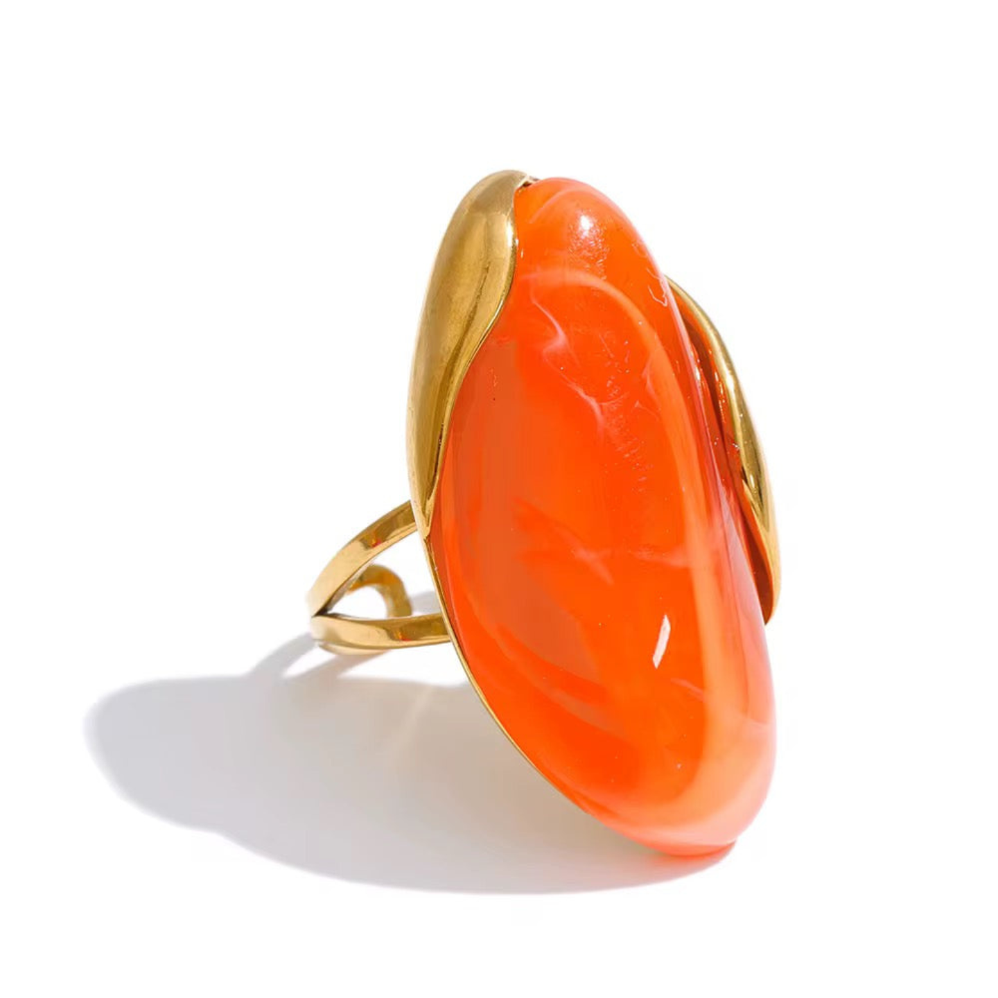 Anel Feminino Dourado com Pedra Laranja de Design Moderno