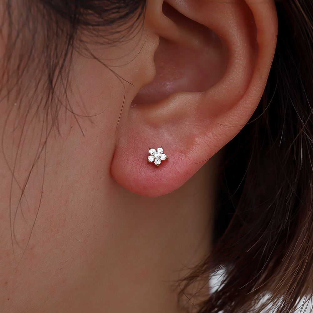 Ear piercing plated in a flower shape with cubic zirconia.
