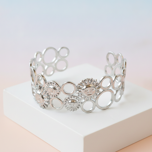 Pulseira Feminina em Aço com Design de Sol e Círculos Vazados