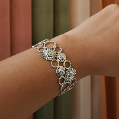 Pulseira Feminina em Aço com Design de Sol e Círculos Vazados