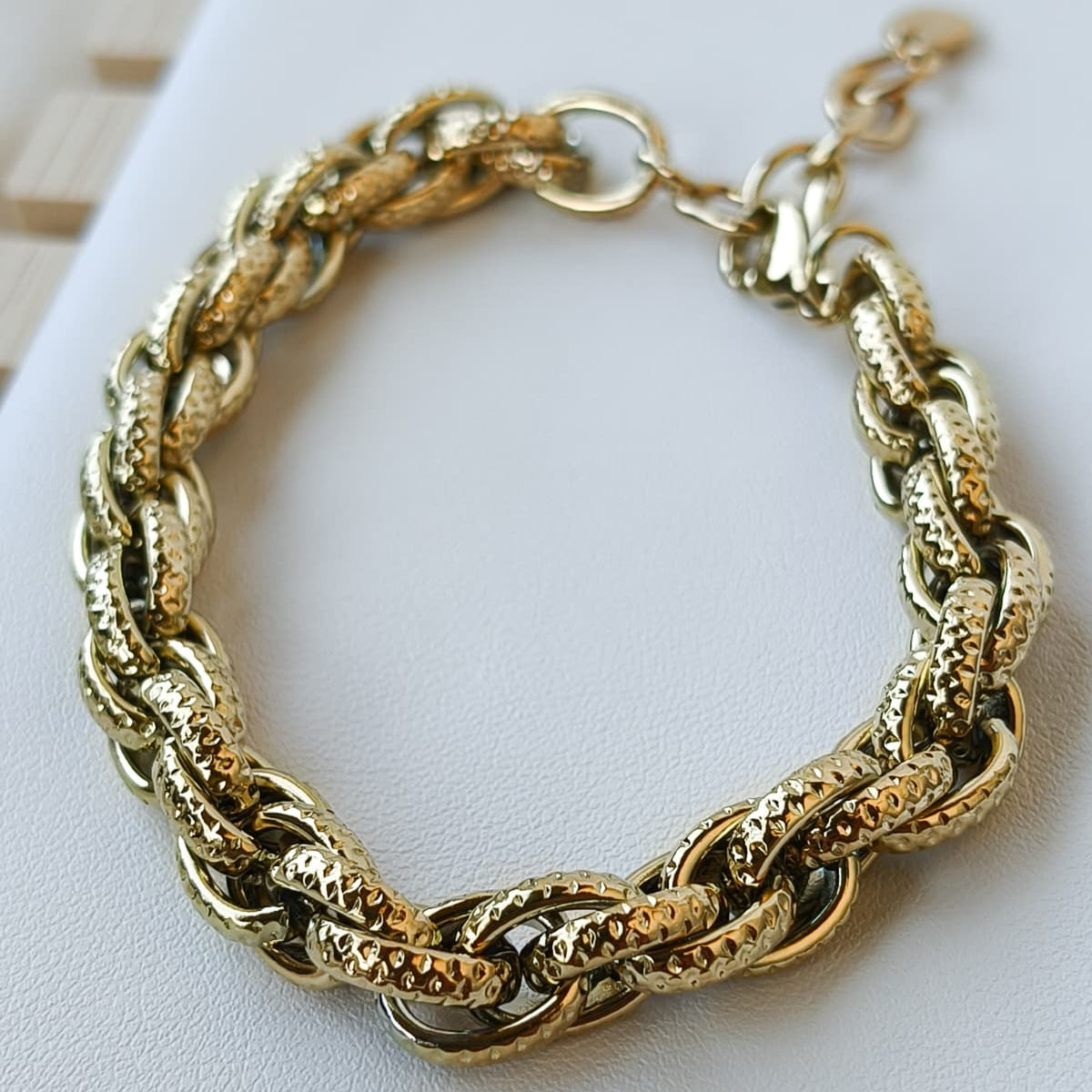Pulseira Feminina em Aço Dourado com Elos Texturizados