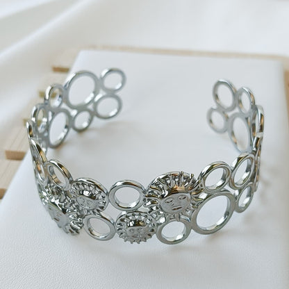 Pulseira Feminina em Aço com Design de Sol e Círculos Vazados