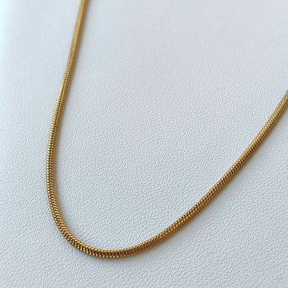 Colare em Aço com Malha Fina e Design Minimalista