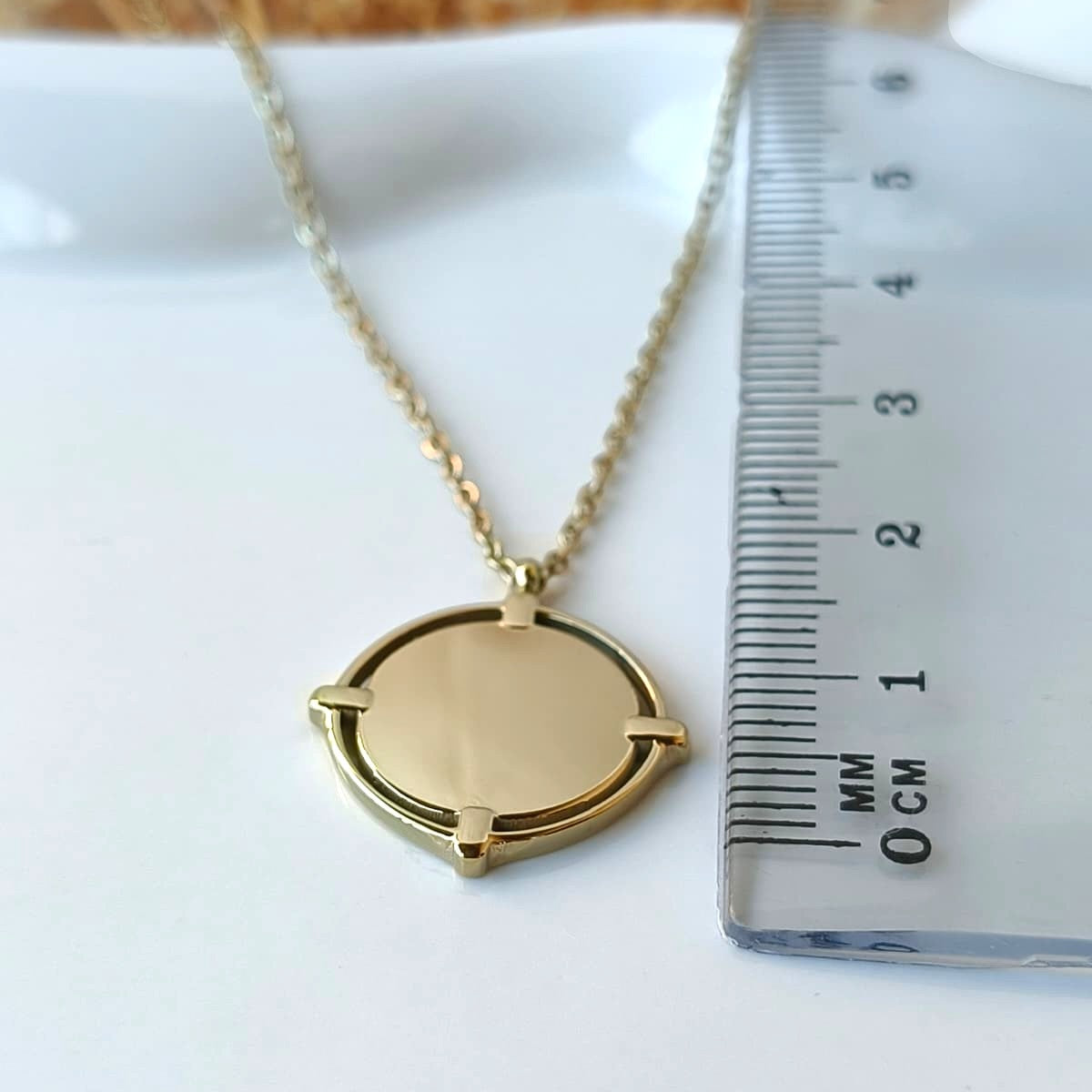 Colar Dourado com Medalha Personalizável em Aço Inoxidável