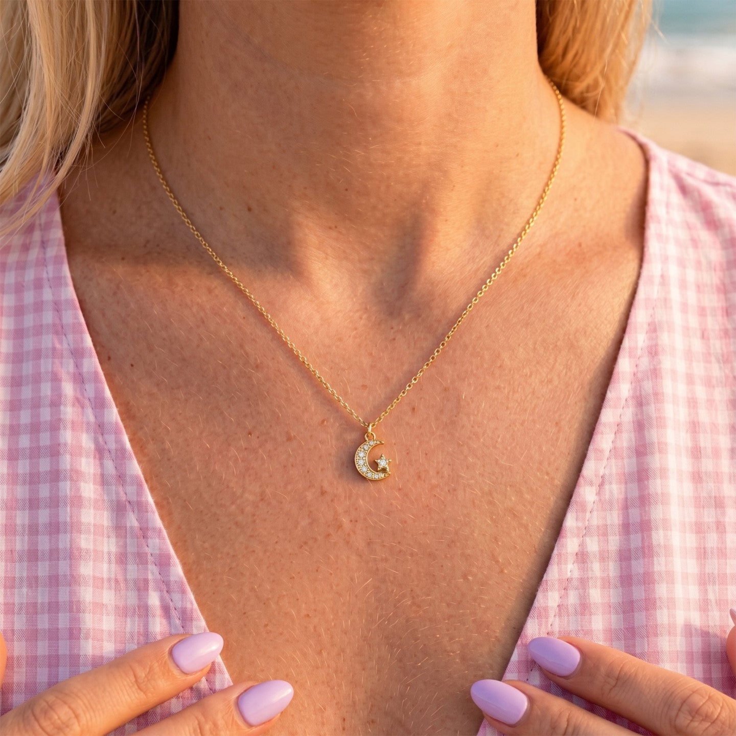 Colar Feminino em Aço Dourado com Pendente de Lua e Estrela