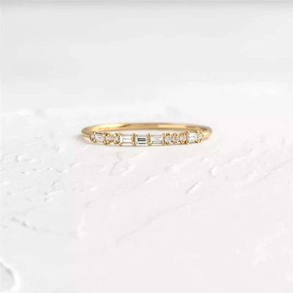 Anel Dourado Minimalista com Zircónias em Linha
