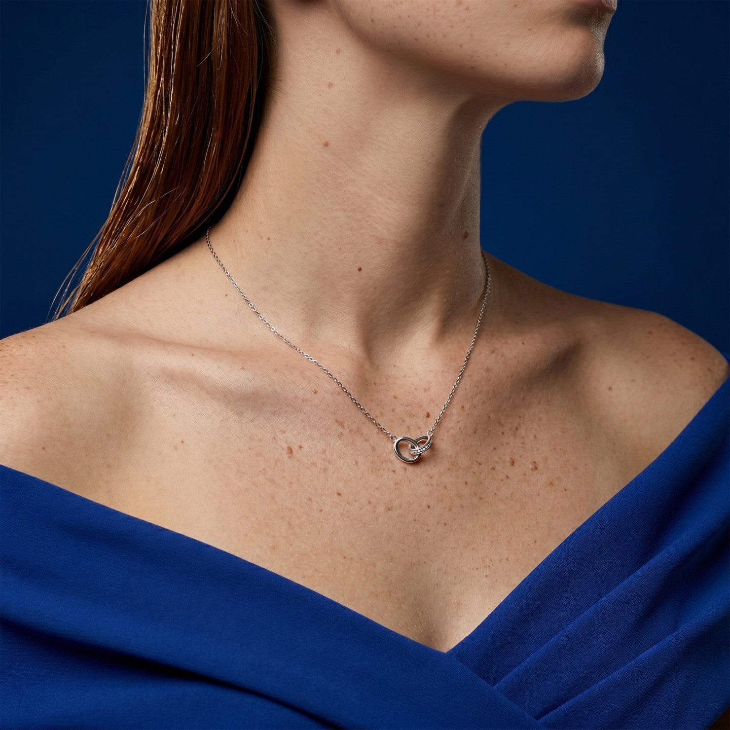 Collar de aros entrelazados con circonitas