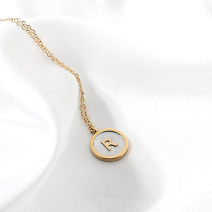 Colar Dourado com Inicial em Madrepérola em Aço Inoxidável