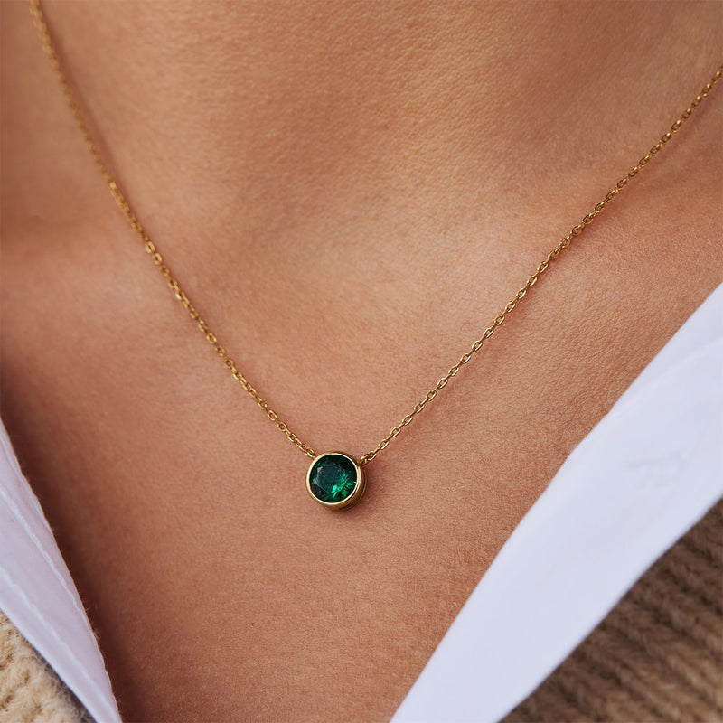Conjunto em Aço Dourado com Pedras de Design Minimalista