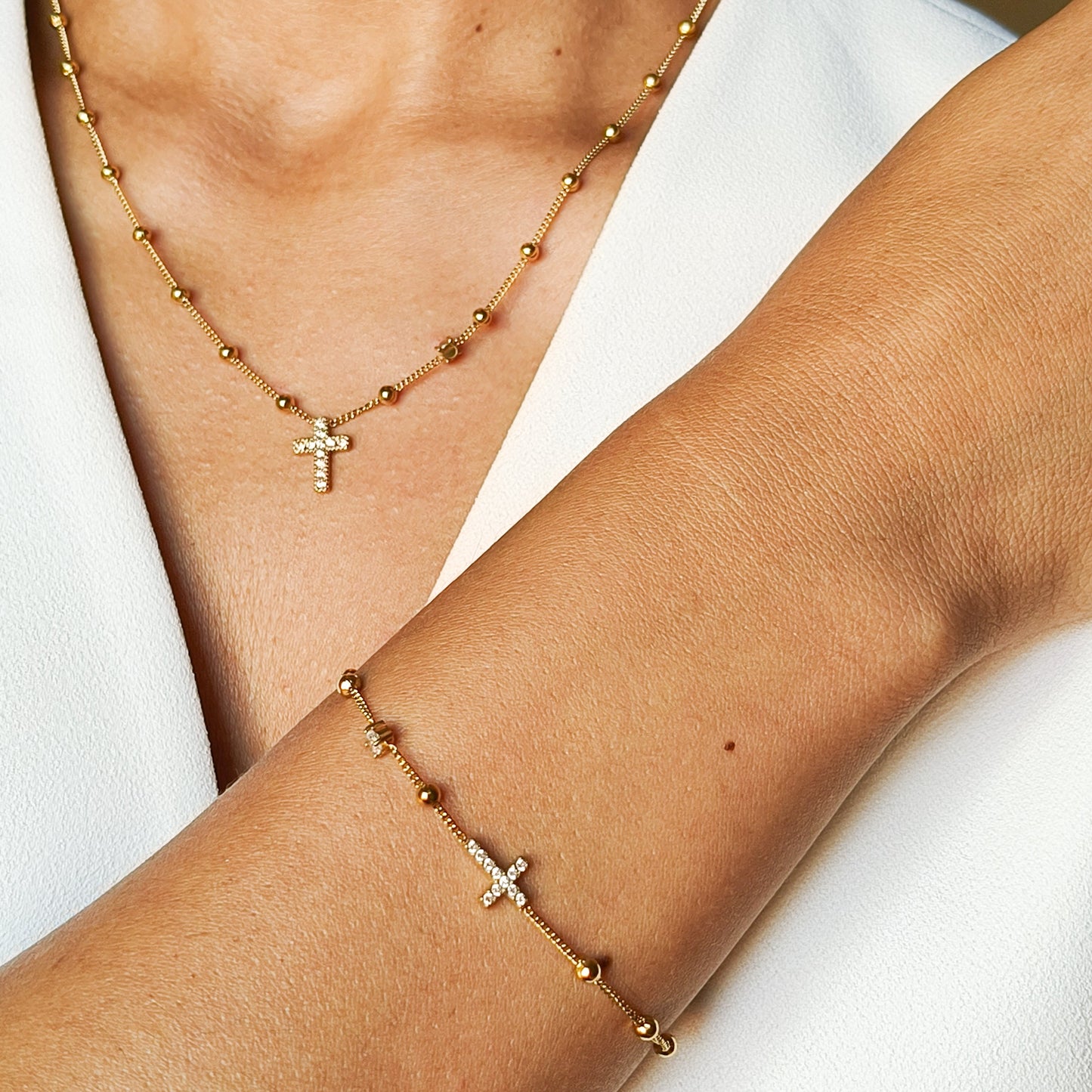 Conjunto Dourado em Aço com Cruz Cravejada